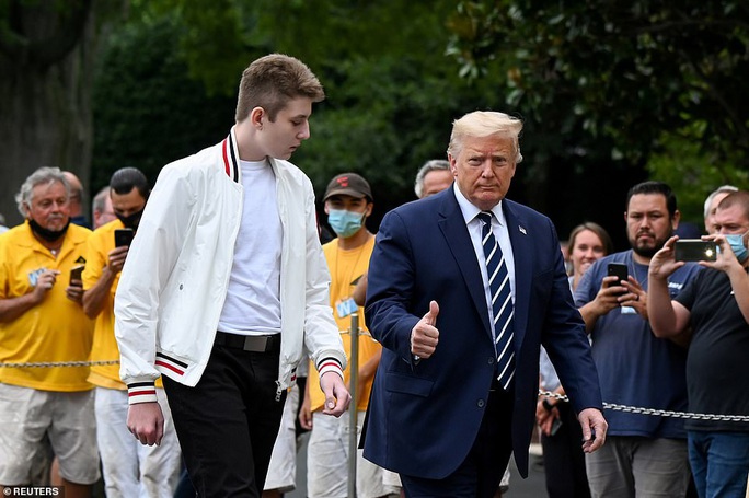 Tổng thống Trump “lu mờ” khi đi cạnh quý tử Barron - Ảnh 2.