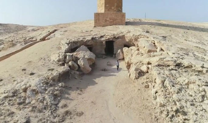 Đi giữa đường, sụp hầm vào mộ cổ kỳ lạ nhất thành phố xác ướp - Ảnh 1.