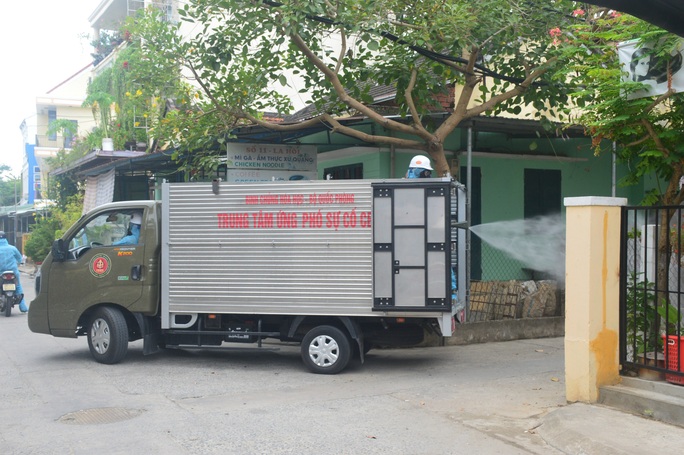 Quân đội phun hóa chất khử khuẩn Hội An và 4 huyện thị ở Quảng Nam - Ảnh 2.