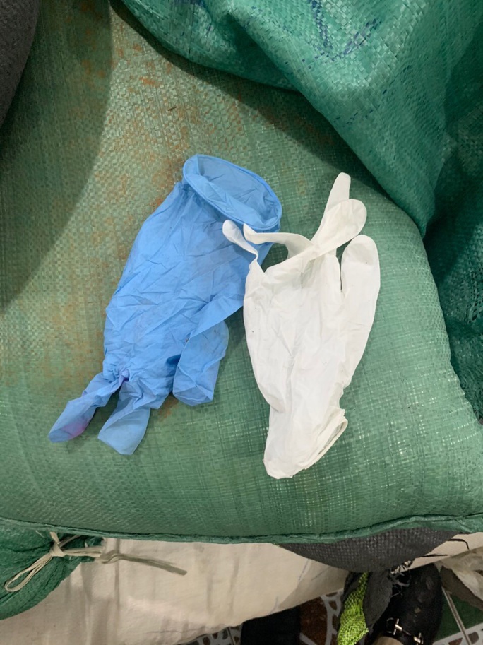 Phát hiện 9,5 tấn găng tay cao su đã qua sử dụng, đang chờ tái chế ở Hà Nội - Ảnh 1.