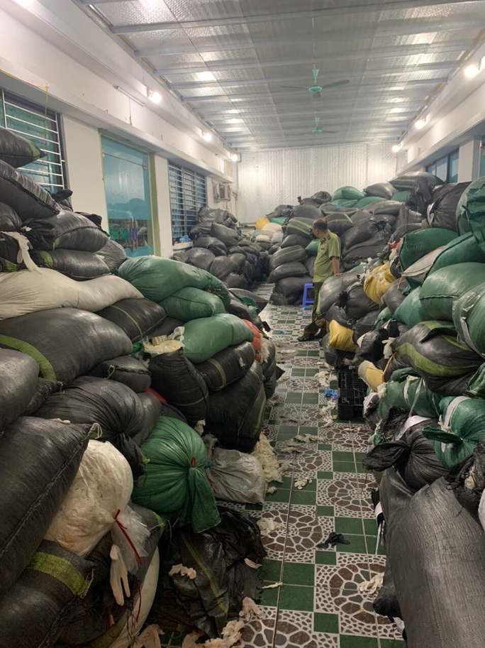 Phát hiện 9,5 tấn găng tay cao su đã qua sử dụng, đang chờ tái chế ở Hà Nội - Ảnh 2.