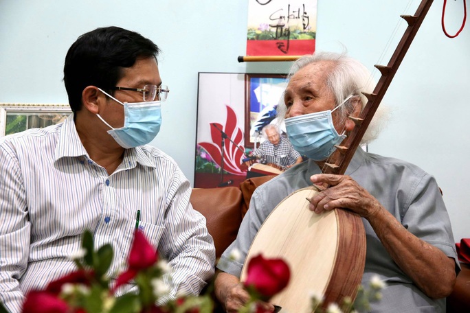 Mai Vàng nhân ái thăm nhạc sư Nguyễn Vĩnh Bảo, nghe Dạ cổ hoài lang - Ảnh 3.