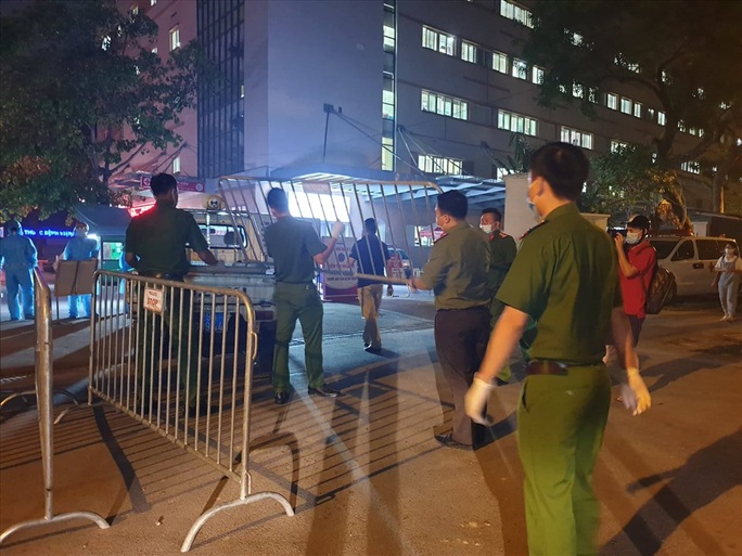 Cận cảnh phong toả, phun khử khuẩn Bệnh viện E Trung ương ngay trong đêm - Ảnh 2.