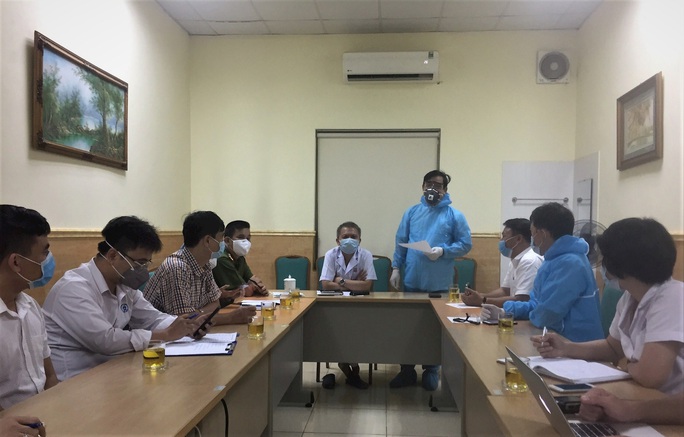 Cận cảnh phong toả, phun khử khuẩn Bệnh viện E Trung ương ngay trong đêm - Ảnh 6.