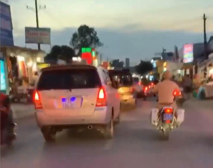 [Clip]: Công an Đồng Nai rượt đuổi kẻ ngáo đá trộm xe ô tô, tông xe cảnh sát - Ảnh 4.