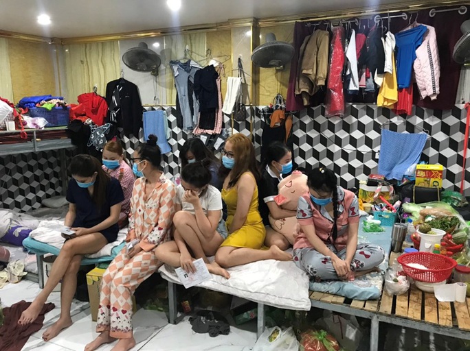Các cơ sở massage, karaoke vẫn nhộn nhịp hoạt động, bất chấp lệnh cấm - Ảnh 2. Các cơ sở massage, karaoke vẫn nhộn nhịp hoạt động, bất chấp lệnh cấm - Ảnh 2.