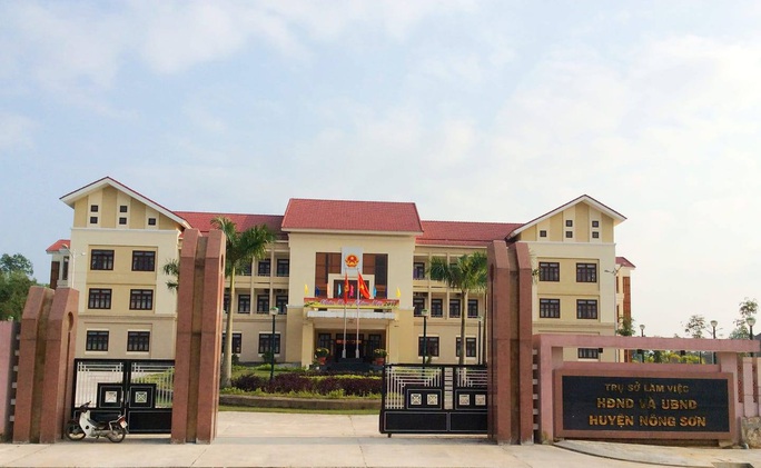 Quảng Nam: Nhậu giữa mùa dịch, 3 cán bộ bị đình chỉ công tác - Ảnh 1. Quảng Nam: Nhậu giữa mùa dịch, 3 cán bộ bị đình chỉ công tác - Ảnh 1.