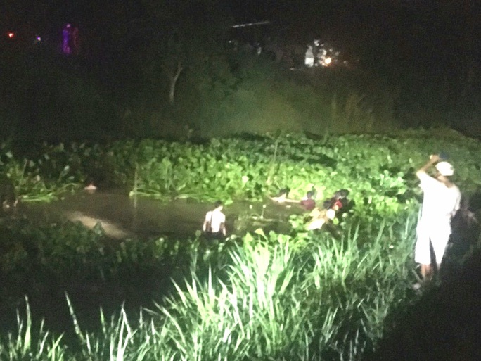 Bé gái thoát chết hy hữu nhờ đeo đám lục bình - Ảnh 1. Bé gái thoát chết hy hữu nhờ đeo đám lục bình - Ảnh 1.