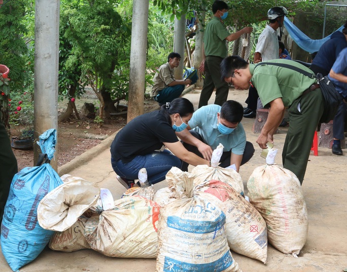 Bắt 2 ông trùm đường dây mua bán, vận chuyển thuốc nổ, đầu đạn - Ảnh 2.