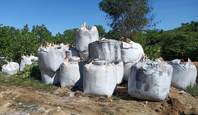 Công ty Môi trường Nông Cống ký nhận chở 60 tấn chất thải từ Ninh Bình về địa phương đổ - Ảnh 1.
