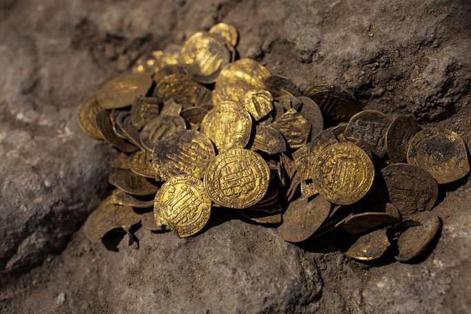 Israel: Phát hiện kho báu tiền vàng niên đại hơn 1.000 năm - Ảnh 1. Israel: Phát hiện kho báu tiền vàng niên đại hơn 1.000 năm - Ảnh 1.