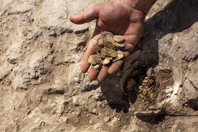 Israel: Phát hiện kho báu tiền vàng niên đại hơn 1.000 năm - Ảnh 2. Israel: Phát hiện kho báu tiền vàng niên đại hơn 1.000 năm - Ảnh 2.