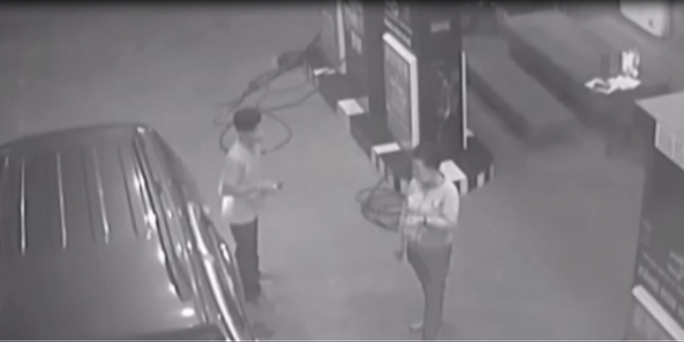 CLIP: Thanh niên đi ô tô vào đổ dầu rồi quỵt tiền, bỏ chạy - Ảnh 1. CLIP: Thanh niên đi ô tô vào đổ dầu rồi quỵt tiền, bỏ chạy - Ảnh 1.