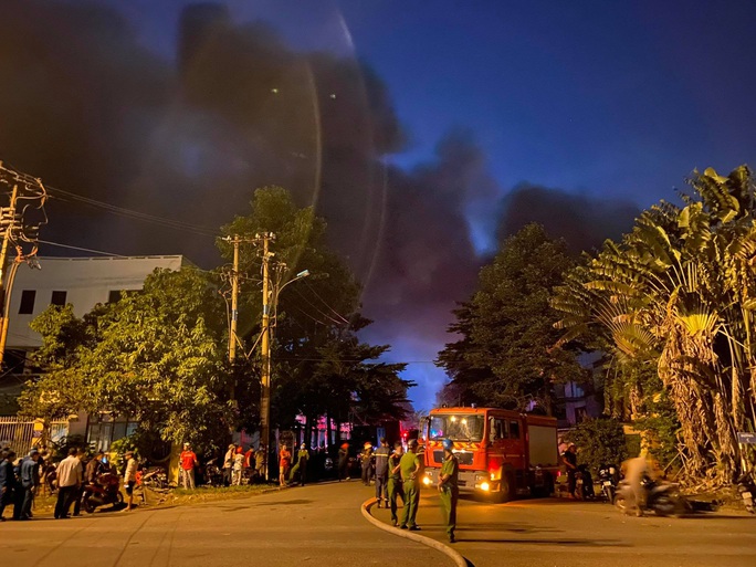 Cháy lớn ở nhà kho Công ty Sunhouse - KCN Tân Tạo - Ảnh 4.
