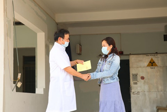 Được xuất viện sau 6 lần âm tính, nữ bệnh nhân mắc Covid-19 vẫn xin cách ly thêm - Ảnh 1. Được xuất viện sau 6 lần âm tính, nữ bệnh nhân mắc Covid-19 vẫn xin cách ly thêm - Ảnh 1.