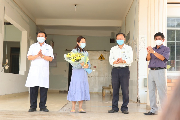 Được xuất viện sau 6 lần âm tính, nữ bệnh nhân mắc Covid-19 vẫn xin cách ly thêm - Ảnh 2. Được xuất viện sau 6 lần âm tính, nữ bệnh nhân mắc Covid-19 vẫn xin cách ly thêm - Ảnh 2.