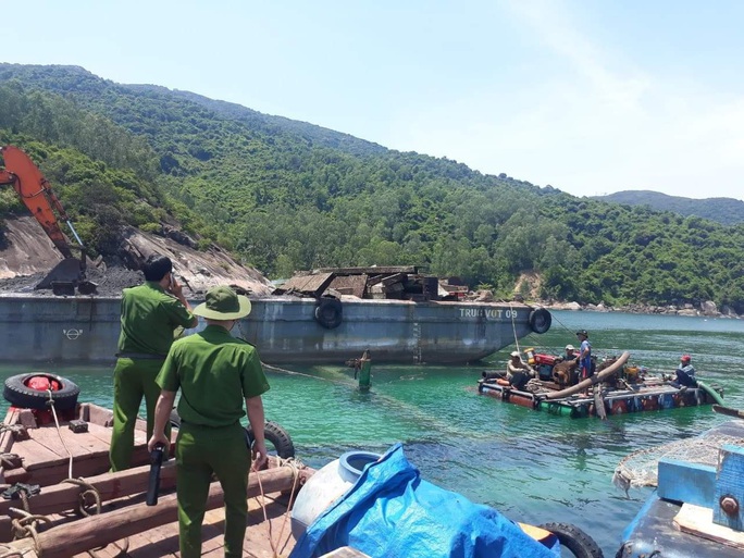 Đổ trộm chất thải xuống biển Đà Nẵng, doanh nghiệp bị phạt 752 triệu đồng - Ảnh 3. Đổ trộm chất thải xuống biển Đà Nẵng, doanh nghiệp bị phạt 752 triệu đồng - Ảnh 3.