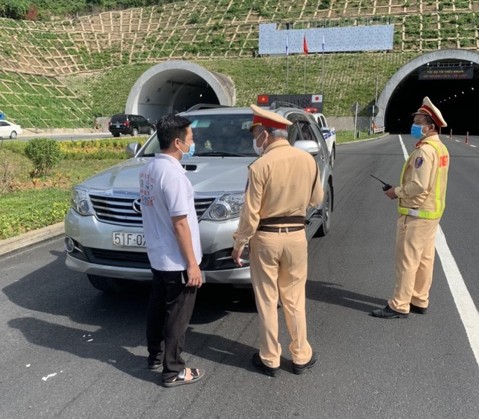 Phát hiện ô tô chở người trái phép từ Đà Nẵng đi Quảng Bình, Ninh Bình - Ảnh 1. Phát hiện ô tô chở người trái phép từ Đà Nẵng đi Quảng Bình, Ninh Bình - Ảnh 1.