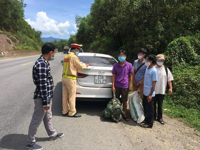 Phát hiện ô tô chở người trái phép từ Đà Nẵng đi Quảng Bình, Ninh Bình - Ảnh 2. Phát hiện ô tô chở người trái phép từ Đà Nẵng đi Quảng Bình, Ninh Bình - Ảnh 2.