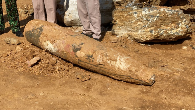 Quảng Bình: Đào đất, hoảng hồn nhìn thấy quả bom khủng 450kg, còn nguyên ngòi nổ - Ảnh 2. Quảng Bình: Đào đất, hoảng hồn nhìn thấy quả bom khủng 450kg, còn nguyên ngòi nổ - Ảnh 2.