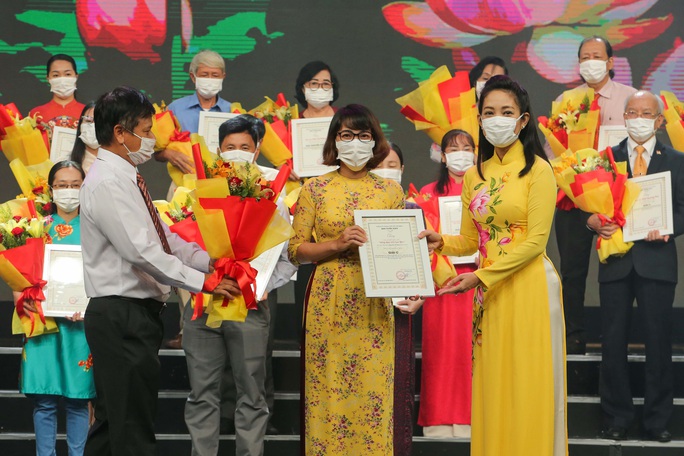 Báo Người Lao Động đoạt giải A và C về học tập, làm theo gương Bác - Ảnh 6. Báo Người Lao Động đoạt giải A và C về học tập, làm theo gương Bác - Ảnh 6.