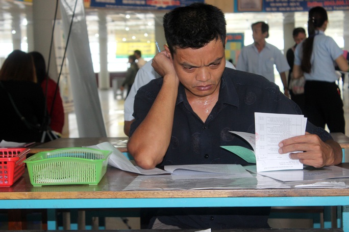 Công nhân chật vật tìm việc làm mới - Ảnh 1. Công nhân chật vật tìm việc làm mới - Ảnh 1.