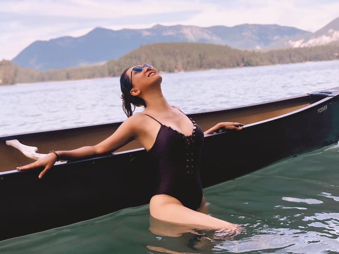 MC Nguyễn Cao Kỳ Duyên khoe ảnh mặc bikini ở tuổi 55 - Ảnh 1.