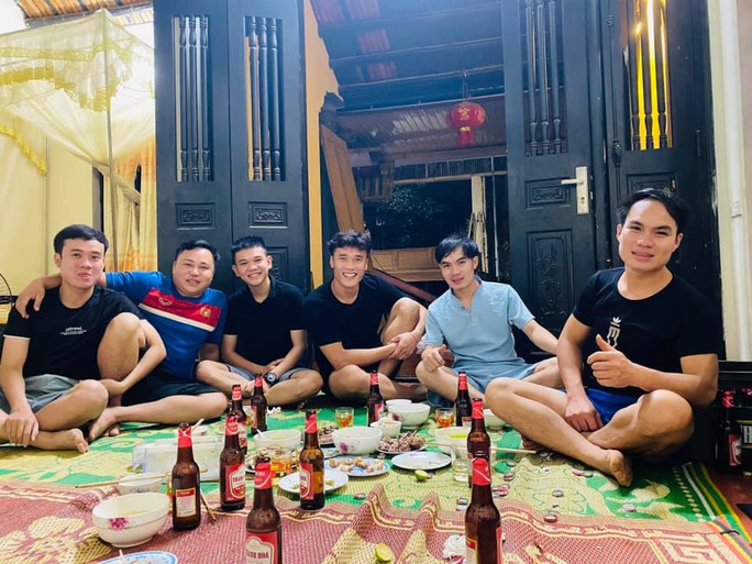 CLB chưa hội quân, Bùi Tiến Dũng tái ngộ bạn thơ ấu, cầu thủ HAGL rủ nhau tập luyện online - Ảnh 3.