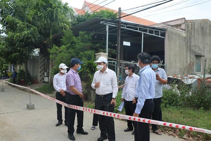 Chủ tịch Đà Nẵng thị sát việc chấp hành cách ly xã hội - Ảnh 3. Chủ tịch Đà Nẵng thị sát việc chấp hành cách ly xã hội - Ảnh 3.
