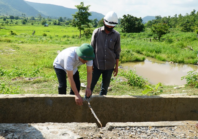 Công an đã kiểm tra thủy lợi 119 tỉ vừa làm xong đã đã hỏng - Ảnh 2. Công an đã kiểm tra thủy lợi 119 tỉ vừa làm xong đã đã hỏng - Ảnh 2.
