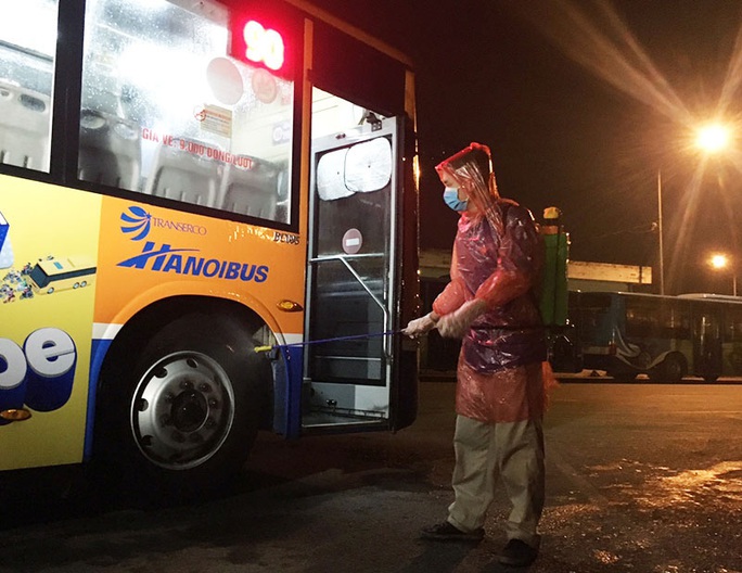 Cách ly ban giám đốc xí nghiệp xe buýt ở Hà Nội tiếp xúc với nhân viên nhiễm Covid-19 - Ảnh 1.