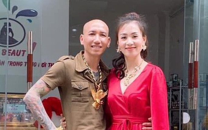 Vợ chồng Phú Lê bị bắt giữ - Ảnh 1.
