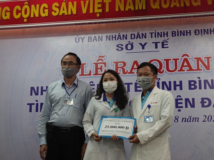 Xúc động buổi tiễn đưa đoàn nhân viên y tế Bình Định lên đường chi viện cho Đà Nẵng - Ảnh 3.