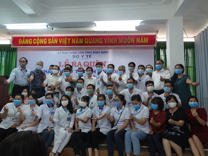 Xúc động buổi tiễn đoàn nhân viên y tế Bình Định lên đường chi viện cho Đà Nẵng - Ảnh 1.