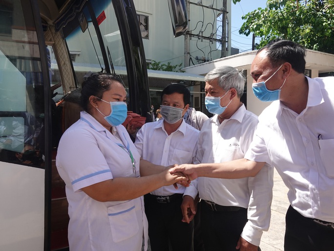 Xúc động buổi tiễn đoàn nhân viên y tế Bình Định lên đường chi viện cho Đà Nẵng - Ảnh 5.