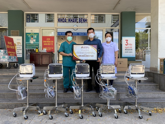 Doanh nhân Johnathan Hạnh Nguyễn trao tặng  10 máy theo dõi bệnh nhân cho Đà Nẵng  - Ảnh 2.