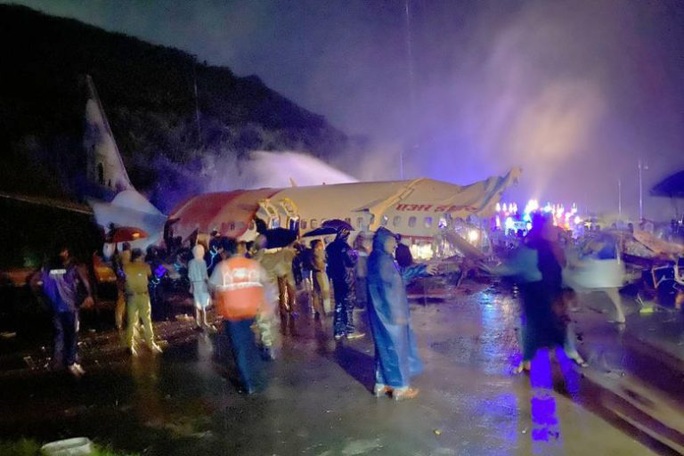 Máy bay Ấn Độ trượt đường băng, vỡ làm đôi, cả 2 phi công tử vong - Ảnh 4.
