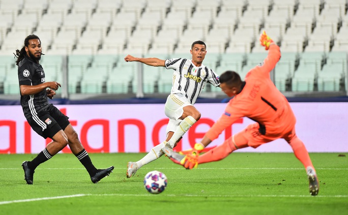 Ronaldo lập cú đúp, Juventus vẫn bị hất văng khỏi Champions League - Ảnh 1.