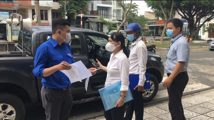 CLIP: Phạt 200.000 đồng vì kéo khẩu trang xuống để nói chuyện nơi công cộng - Ảnh 4. CLIP: Phạt 200.000 đồng vì kéo khẩu trang xuống để nói chuyện nơi công cộng - Ảnh 4.