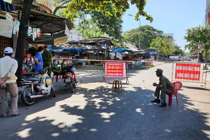 Sau ca nghi mắc Covid-19, Tam Kỳ lấy mẫu xét nghiệm tiểu thương 2 chợ - Ảnh 2. Sau ca nghi mắc Covid-19, Tam Kỳ lấy mẫu xét nghiệm tiểu thương 2 chợ - Ảnh 2.