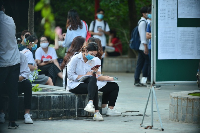 Thi tốt nghiệp THPT: Căng thẳng, âu lo bước vào môn thi ngữ văn - Ảnh 8. Thi tốt nghiệp THPT: Căng thẳng, âu lo bước vào môn thi ngữ văn - Ảnh 8.