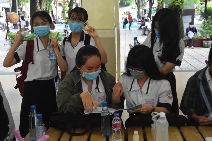 Thi tốt nghiệp THPT: Căng thẳng, âu lo bước vào môn thi ngữ văn - Ảnh 14. Thi tốt nghiệp THPT: Căng thẳng, âu lo bước vào môn thi ngữ văn - Ảnh 14.