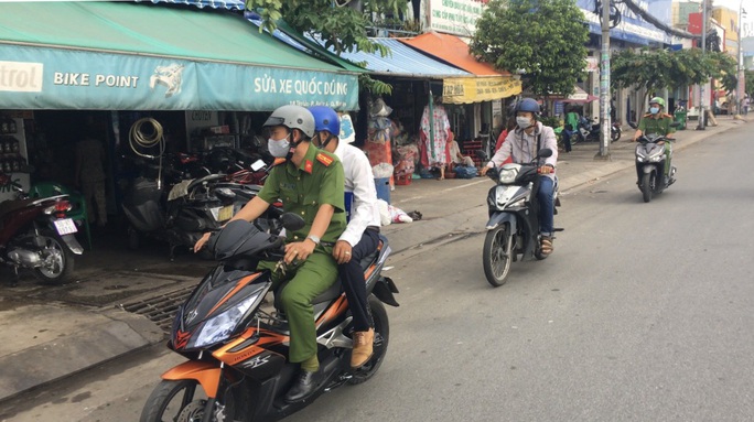 CLIP: Phạt 200.000 đồng vì kéo khẩu trang xuống để nói chuyện nơi công cộng - Ảnh 3. CLIP: Phạt 200.000 đồng vì kéo khẩu trang xuống để nói chuyện nơi công cộng - Ảnh 3.