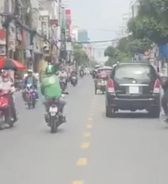 GrabBike đánh võng, vượt đèn đỏ mở đường xe cứu thương, đúng hay sai? - Ảnh 2. GrabBike đánh võng, vượt đèn đỏ mở đường xe cứu thương, đúng hay sai? - Ảnh 2.