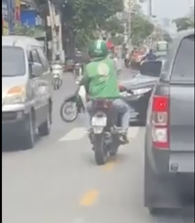 GrabBike đánh võng, vượt đèn đỏ mở đường xe cứu thương, đúng hay sai? - Ảnh 3. GrabBike đánh võng, vượt đèn đỏ mở đường xe cứu thương, đúng hay sai? - Ảnh 3.