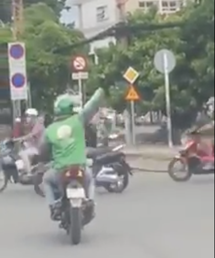 GrabBike đánh võng, vượt đèn đỏ mở đường xe cứu thương, đúng hay sai? - Ảnh 4. GrabBike đánh võng, vượt đèn đỏ mở đường xe cứu thương, đúng hay sai? - Ảnh 4.