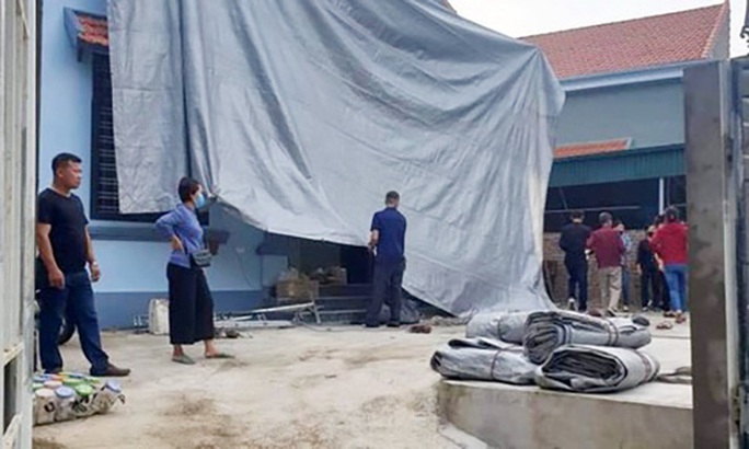 Dùng súng AK bắn chết người hàng xóm rồi tự sát vì tình - Ảnh 1. Dùng súng AK bắn chết người hàng xóm rồi tự sát vì tình - Ảnh 1.