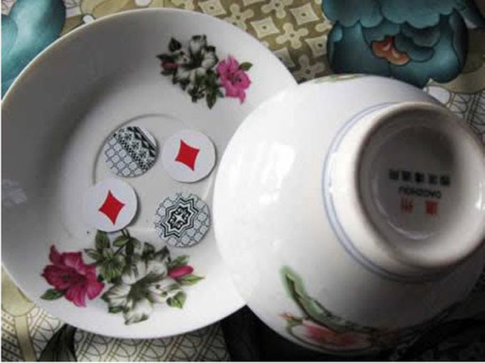 Phát hiện 9 người tụ tập đánh xóc đĩa ăn tiền giữa mùa dịch Covid-19 - Ảnh 1. Phát hiện 9 người tụ tập đánh xóc đĩa ăn tiền giữa mùa dịch Covid-19 - Ảnh 1.