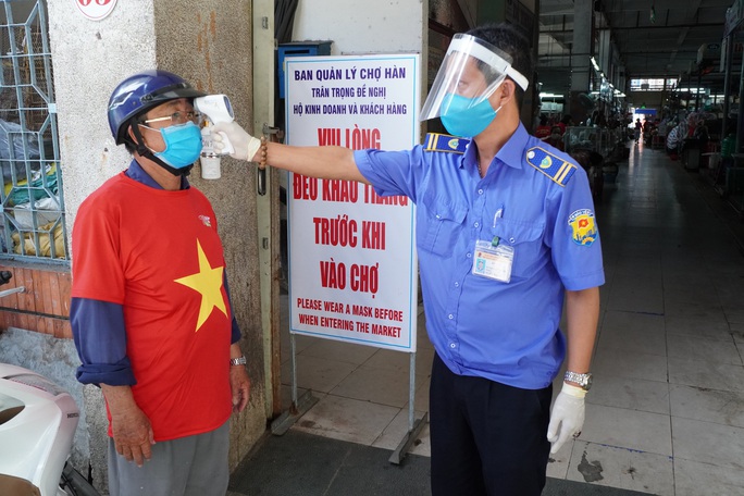 Chùm ảnh, clip: Các tiểu thương mặc áo cờ đỏ sao vàng, truyền thông điệp Đà Nẵng ơi, cố lên! - Ảnh 4. Chùm ảnh, clip: Các tiểu thương mặc áo cờ đỏ sao vàng, truyền thông điệp Đà Nẵng ơi, cố lên! - Ảnh 4.