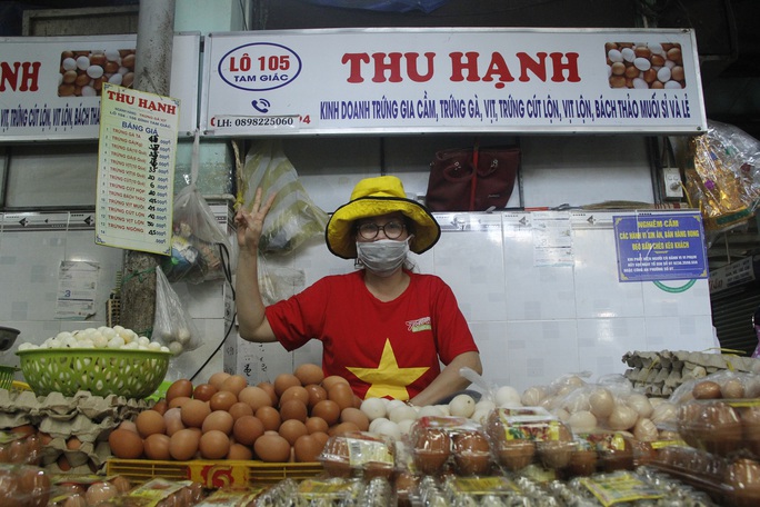 Chùm ảnh, clip: Các tiểu thương mặc áo cờ đỏ sao vàng, truyền thông điệp Đà Nẵng ơi, cố lên! - Ảnh 5. Chùm ảnh, clip: Các tiểu thương mặc áo cờ đỏ sao vàng, truyền thông điệp Đà Nẵng ơi, cố lên! - Ảnh 5.